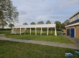 Opbouwen tent op sportpark 'Het Springer' (maandag 29 april 2024) (19/41)